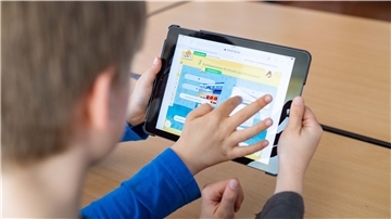 Die ersten Klassen sind in Quarantäne, aber der Digitalunterricht muss bislang ohne die zugesagten iPads stattfinden.