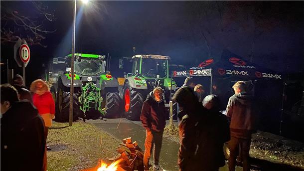 Die ersten Landwirte aus der Region waren schon am späten Sonntagnachmittag in Beverstedt eingetroffen. Vor dem Zentrallager von Aldi diskutierten sie empört die Lage. Am Montag waren dann bis zu 30 Fahrzeuge vor Ort.