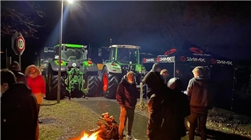 Die ersten Landwirte aus der Region waren schon am späten Sonntagnachmittag in Beverstedt eingetroffen. Vor dem Zentrallager von Aldi diskutierten sie empört die Lage. Am Montag waren dann bis zu 30 Fahrzeuge vor Ort.