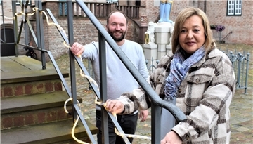 Dr. Andreas Hüser und Andrea Bönke vor dem "Roland" im Innenhof der Beerster Burg