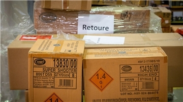 Kisten mit der Aufschrift "Retoure" stapeln sich.