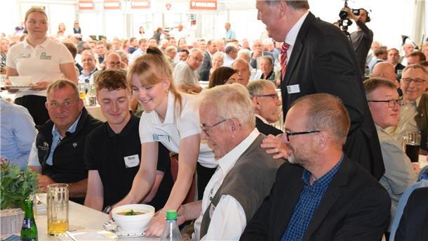 Jubiläum: So läuft die Eröffnungsfeier der 75. Tarmstedter Ausstellung Erbsensuppe für Besucher.