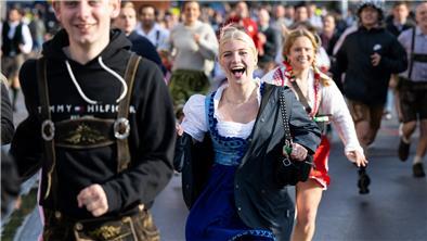 Die ersten Wiesnbesucher rennen nach dem Einlass zu den Festzelten