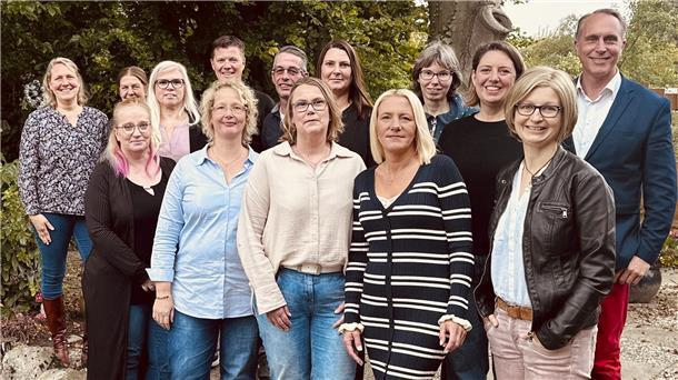Die Erstklässler von 1984 vier Jahrzehnte später: (vorn, von links) Liane Kopp, Bianca Bardenhagen, Nadine Schnur, Anika van der Vlis, Claudia Hauschild sowie (hinten, von links) Angela Nicolai, Sylvia Burggraf, Julia Emmerich, Thomas Flügge, Christian Timme, Sonja Sult, Sandra Wilshusen, Nina Fahrmeier und Falko Hönisch.