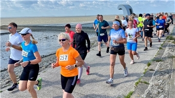 Erwachsene bei einer Laufveranstaltung