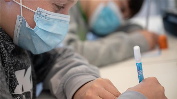 Die Erwachsenen-Masken passen den Kindern nicht und helfen deshalb wenig, sagte der Aerosol-Forscher Gerhard Scheuch in der Bildungsdeputation.