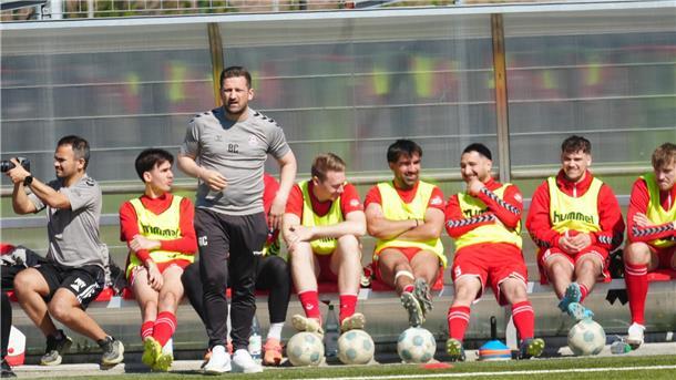 Fußballspieler sitzen auf der Reservebank