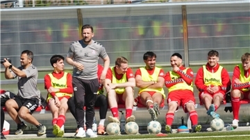 Fußballspieler sitzen auf der Reservebank