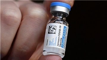 Die Apothekerin Madeline Acquilano hält im Hartford Hospital eine Dosis mit dem Corona-Impfstoff des US-Pharmakonzerns Johnson & Johnson. 