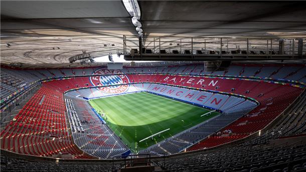 Es ist die Allianz-Arena in München von innen zu sehen. 