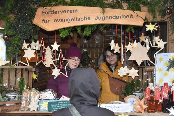 Die evangelische Jugend der Kirchengemeinde Rhade ist mit einem Stand für weihna...