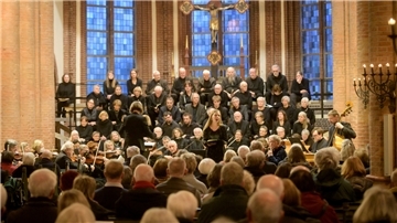 Die Evangelische Stadtkantorei und das Bremerhavener Kammerorchester (samt tatkräftiger Unterstützung von Bläsern des Philharmonischen Orchesters) unter der straffen Leitung von Kreiskantorin Eva Schad konnten von Beginn an überzeugend auftrumpfen.