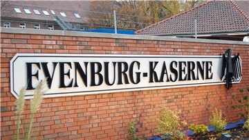 Die Evenburg-Kaserne in Leer ist im Eingangsbereich von einer Mauer mit aufgesetztem Zaun umgeben.