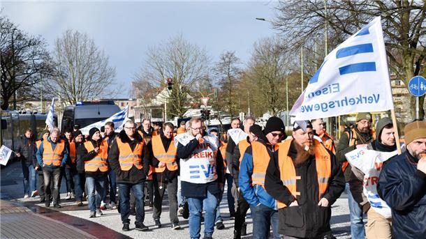 Eisenbahner warnen mit ihrem Streik vor der gnadenlosen Inflation Die EVG-Mitglieder marschieren zum Hauptbahnhof. Die Eisenbahner fordern 650 Euro mehr pro Monat.