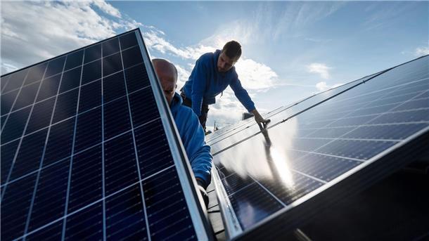 Männer installieren Solarpaneele