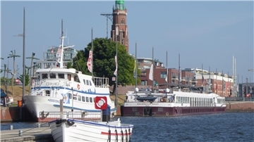 Flusskreuzfahrtschiff "Excellence Pearl" liegt im Neuen Hafen