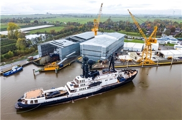 Die Expeditions-Yacht „Artic P“ in der Peters Werft, bereit für umfangreiche Umbauarbeiten. Ursprünglich als Hochseeschlepper konzipiert, wird sie nun zu einem luxuriösen Urlaubsort umgestaltet.