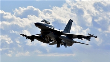 Die F-16 ist in der Lage, auch in extrem niedriger Höhe und bei jedem Wetter zu fliegen.