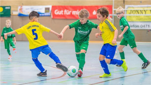 Die F-Junioren Nachwuchskicker der TSV Wulsdorf (grün) verloren das kleine Finale und ärgerten sich über Entscheidungen der Turnierverantwortlichen.