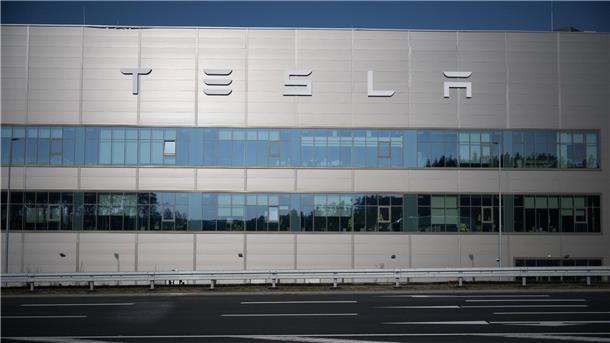 Die Fabrik in Grünheide bei Berlin wurde nach Angaben von Tesla evakuiert.