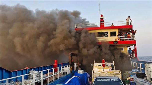 Thailand: Passagierfähre zur Urlaubsinsel Koh Tao brennt Die Fähre fing am Donnerstagmorgen vor der südthailändischen Küste Feuer.