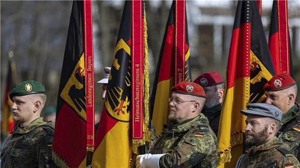Die Fahne der Bundesrepublik steht für Werte, die die Bundeswehr im Einsatz verteidigt. Das nehmen die Soldaten sehr ernst, so Militärseelsorger Thomas Nuxoll.