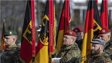 Die Fahne der Bundesrepublik steht für Werte, die die Bundeswehr im Einsatz verteidigt. Das nehmen die Soldaten sehr ernst, so Militärseelsorger Thomas Nuxoll.
