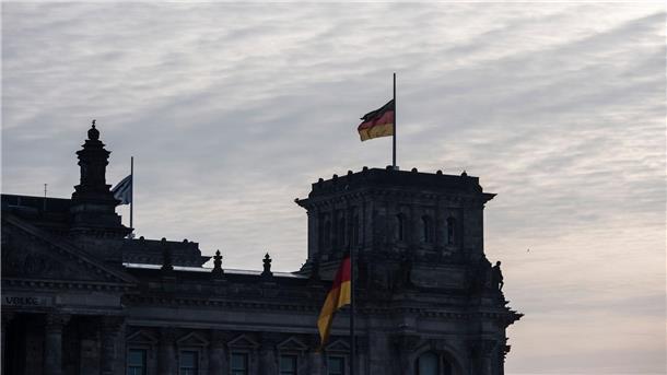 Die Fahnen auf dem Dach des Reichstagsgebäudes wehen zum Gedenken an die Erdbebenopfer in Syrien und der Türkei auf halbmast.