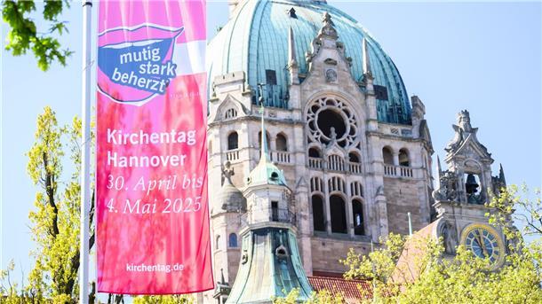 Wie der Kirchentag 100.000 Besucher anlocken will Die Fahnen wehen schon - am Mittwoch startet der Kirchentag.
