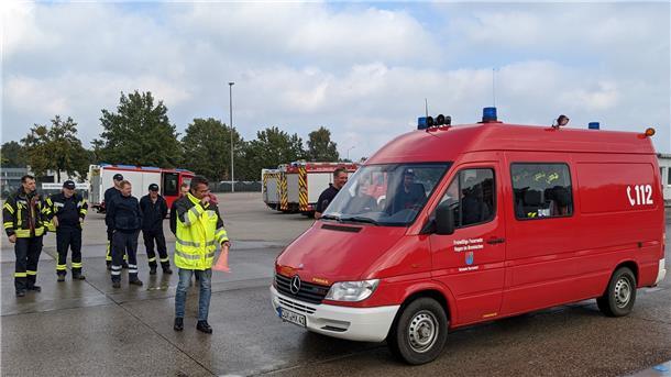 Die Fahrer von Einsatzfahrzeugen trainierten unter besonderen Bedingungen, angeleitet wurden sie von Frank Oetzmann (vorne).