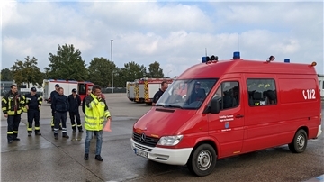 Die Fahrer von Einsatzfahrzeugen trainierten unter besonderen Bedingungen, angeleitet wurden sie von Frank Oetzmann (vorne).