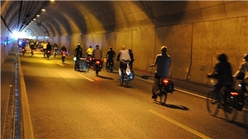 Die Fahrraddemo führte durch den Wesertunnel.
