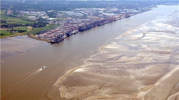 Blick auf die Außenweser und den Hafen von Bremerhaven.
