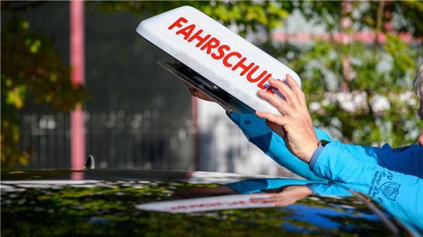 Kostenbremse für teure Führerscheine Die Fahrschulausbildung soll vereinfacht und günstiger werden. (Archivbild)