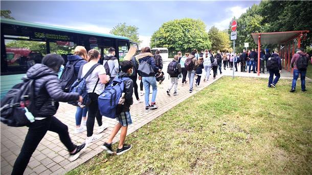 Die Fahrt zur Schule bereitet vielen Eltern Sorgen: Die Schulbusse sind gut gefüllt, an vielen Bushaltestellen herrscht großes Gedränge.