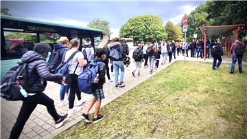Die Fahrt zur Schule bereitet vielen Eltern Sorgen: Die Schulbusse sind gut gefüllt, an vielen Bushaltestellen herrscht großes Gedränge.