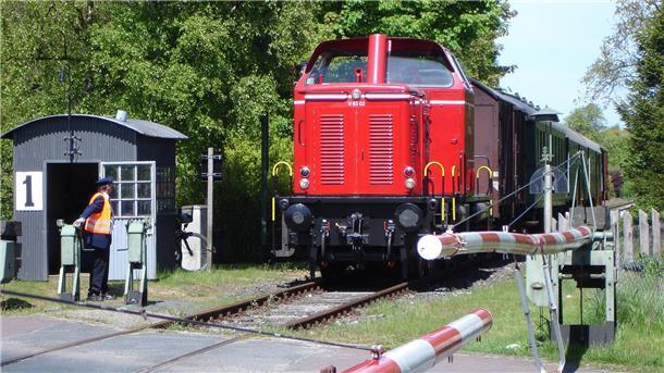 Lok am Bahnhalt Langen