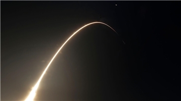 Die Falcon 9-Rakete des US-Raumfahrtunternehmens SpaceX beim Start mit einem Mondrover aus Japan.