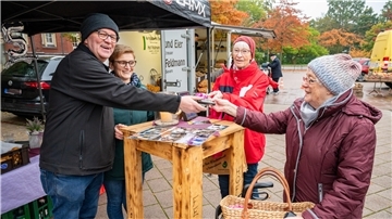 Die Familie Feldmann betreibt seit 75 Jahren einen Stand auf dem Wochenmarkt auf dem Ernst-Reuter-Platz. Hans-Dieter (von links) und Britta Feldmann feiern dies nun mit ihren Kundinnen Beate Hittmeyer und Ella Korte. 