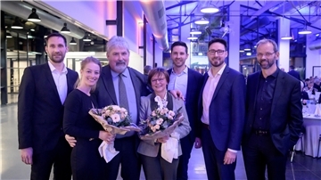 Die Familie Fiedler hat sich immer für das Schaufenster Fischereihafen engagiert. Beim Neujahrsempfang gab es dafür Dank und Blumen von FBG-Prokurist Sebastian Gregorius (rechts) an (von links) Jan Hendrik, Daniela, Jochen, Brigitte, Frederick und Patrick Fiedler.