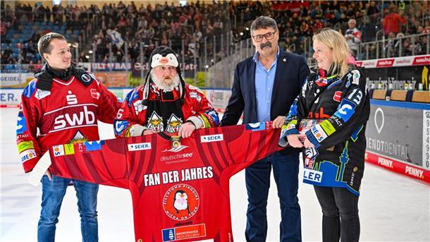 Die Fanbeauftragten Mario Meseke (li.) und Bonnie Satzinger (re.) haben gemeinsam mit Pinguins-Teammanager Alfred Prey den Fan des Jahres ausgezeichnet: Michael Hamann.