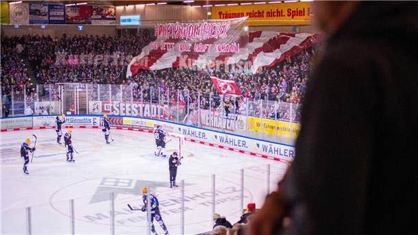 Die Fankurve der Pinguins zeigte ein Glückwunschbanner in Weiß-Rot.