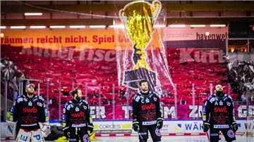 Die Fans der Fischtown Pinguins begrüßten ihre Mannschaft mit einer eigens für das erste Finalspiel konzipierten Choreografie.