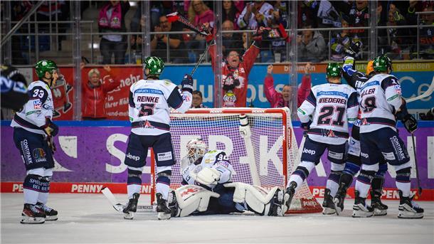 Die Eishockeyspieler aus Berlin lassen die Köpfe hängen, und der Torwart sitzt frustriert vor dem Gehäuse, nachdem die Fischtown Pinguins aus Bremerhaven getroffen haben.