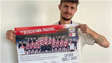 Ein Mann hält ein Poster