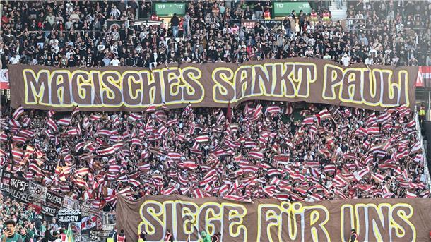 Die Fans des FC St. Pauli können sich auf ein weiteres Jahr Erste Liga freuen.