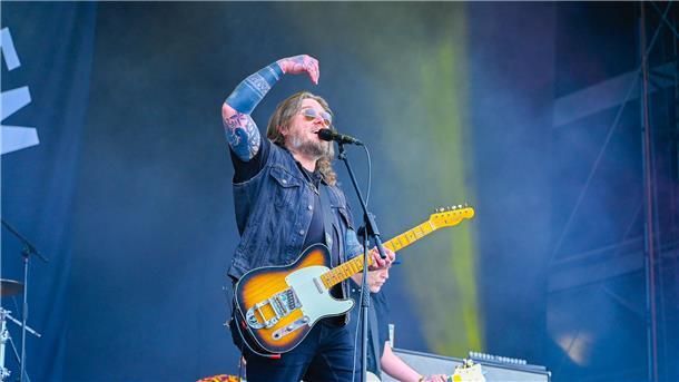 Erst Sonne, dann plötzlich Starkregen und Matsch: Der Hurricane-Freitag in Bildern Die Fans feierten ordentlich beim Auftritt von Gaslight Anthem.
