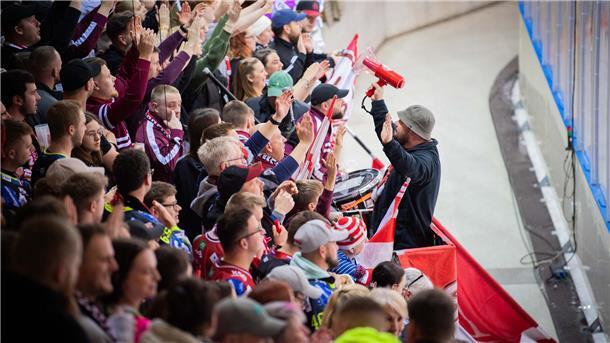 Die Fans in der Bremerhavener Eisarena sorgten für Gänsehautatmosphäre.
