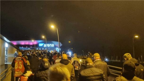 Die Fans sind an der Arena angekommen.