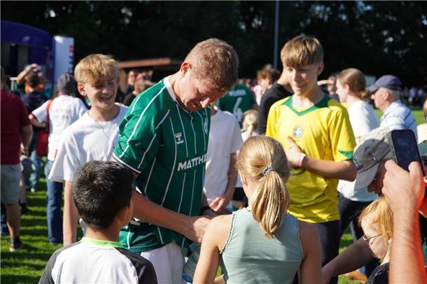 Die Fans stehen bei Sebastian Hartung Schlange.